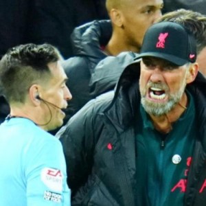 电脑版-英超新规：围攻裁判必黄牌，教练站姿指挥严格受限